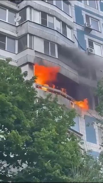 🔥Пожар на 8 и 9 этажах дома в Гурьевском проезде в районе Орехово-Борисово Южное — горят балконы🔥