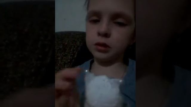 Связанная одежда/одеваю её на куклу.