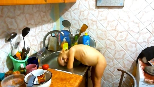 купание в раковине