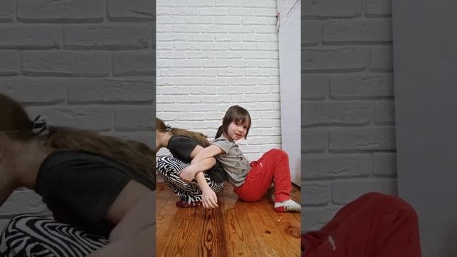 йога на ДВОИХ  с младшей сестрой 🤯