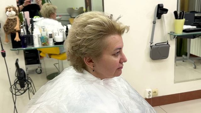 Блонд на короткой стрижке. Обесцвечивание волос в блонд с притемнением корней