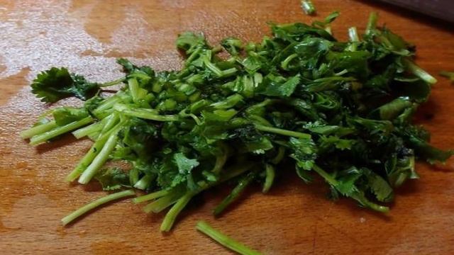 Салат из кислого молодого щавеля