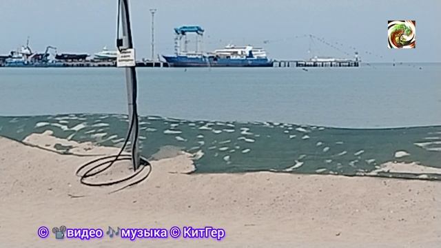 Есть люди загорают.