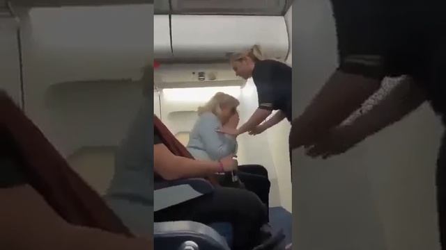 🇺🇸 Женщина пожаловалась бортпроводнику, что не может сидеть рядом с мужчиной в кепке MAGA с под...