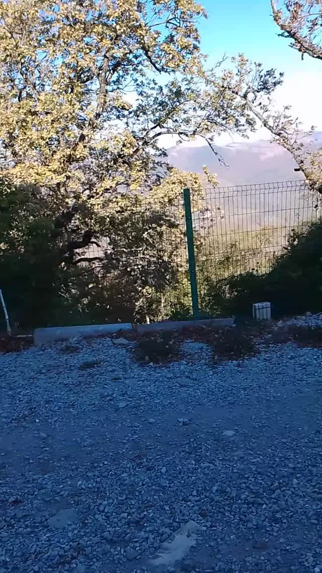 Поднялись на подъёмниках в горах.