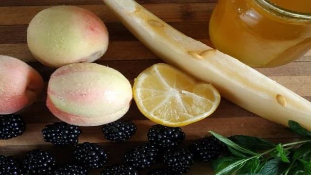 Салат с дыней персиком и ежевикой