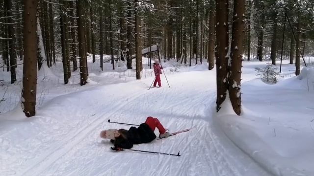 Катание на лыжах дети радуются. У Маши с сестрами выхо?