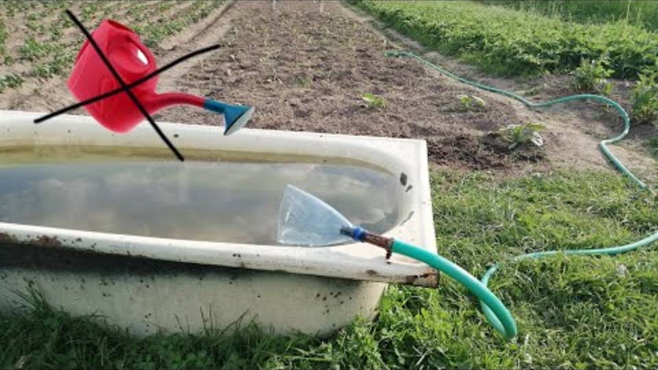 ЭТОТ СПОСОБ ПОЛИВА ОГОРОДА ШОКИРОВАЛ ВСЕХ САДОВОДОВ! 🌱🚿 (Никаких леек, только шланг и бутылка!)