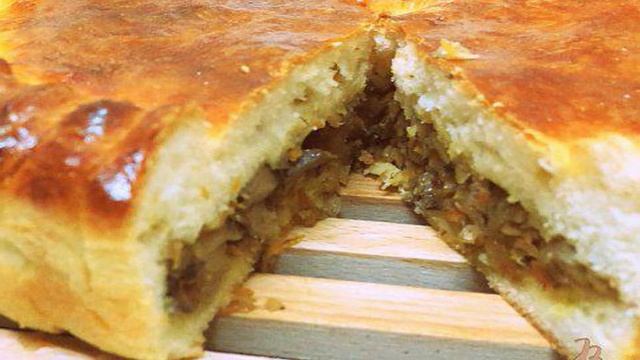 Пирог дрожжевой с капустой и лесными грибами