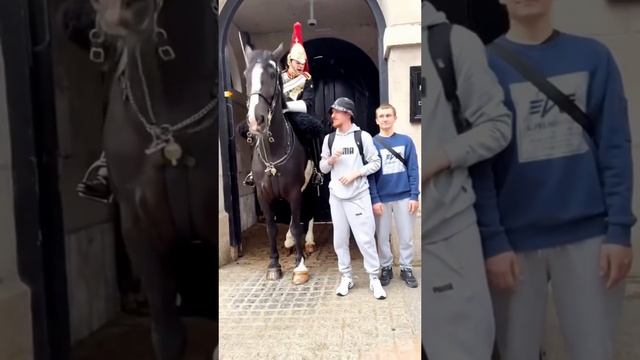 крик "Stand back!" в лицо. 👮♂️
