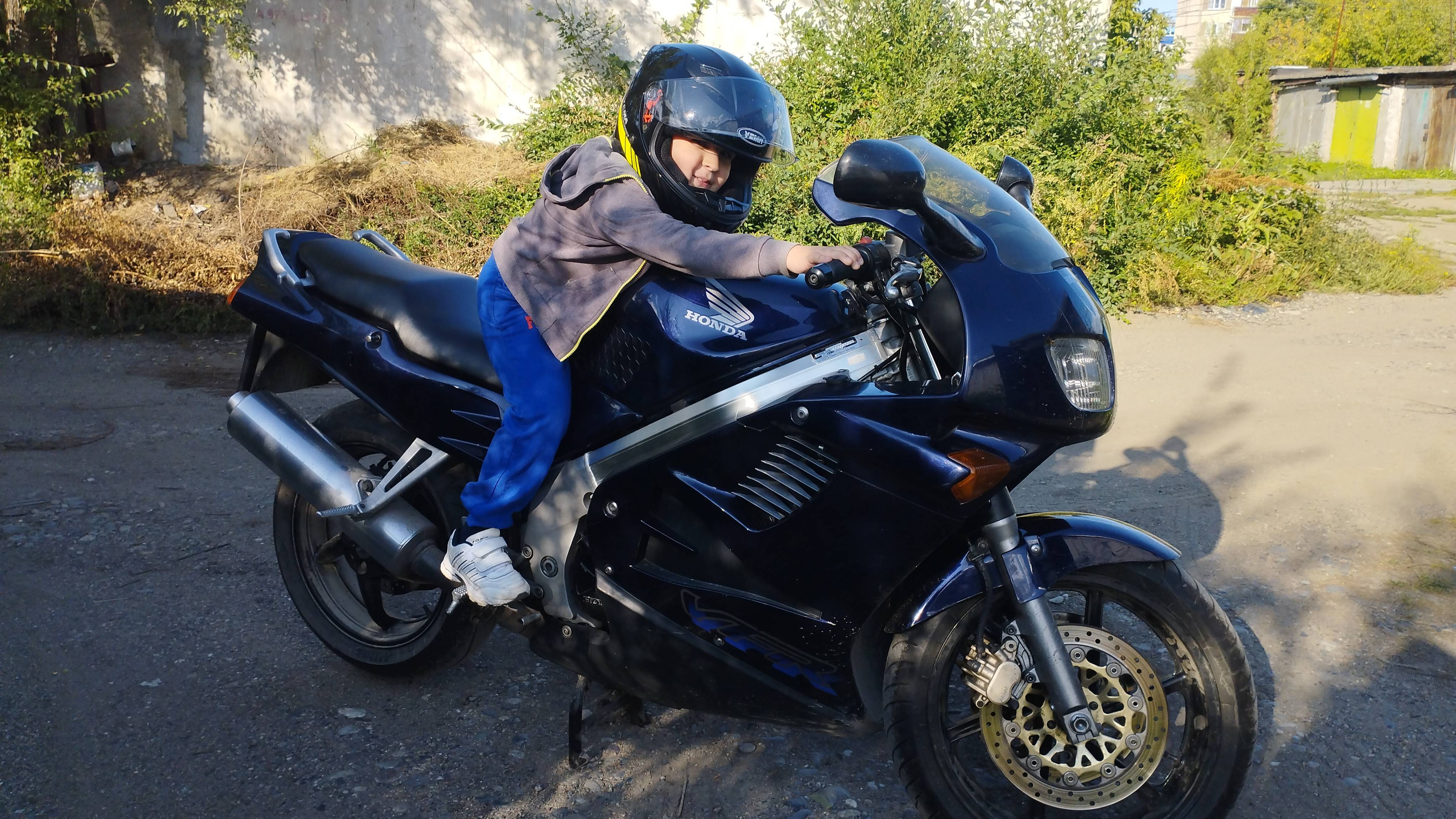 Катаемся на мотоцикле Honda VFR-750