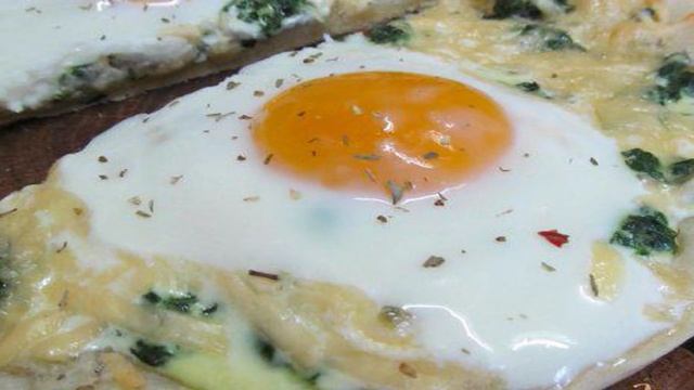 Пицца с яйцами на завтрак