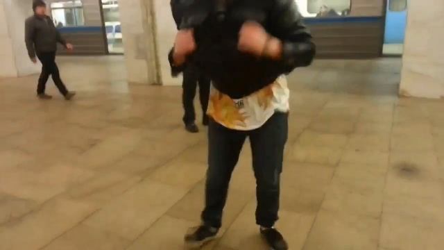 Сделал сальто на станции в метро