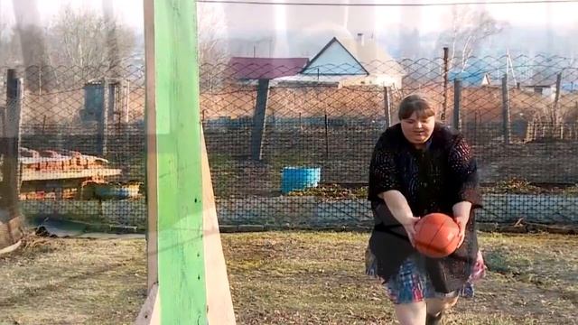 ЗАКАРМЛИВАЮТ ради квартиры. 29-летняя девушка с 250-кг ОК