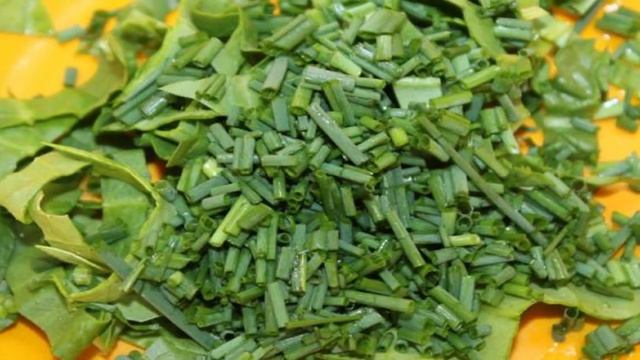 Зеленый салат с огурцом и кедровым орехом