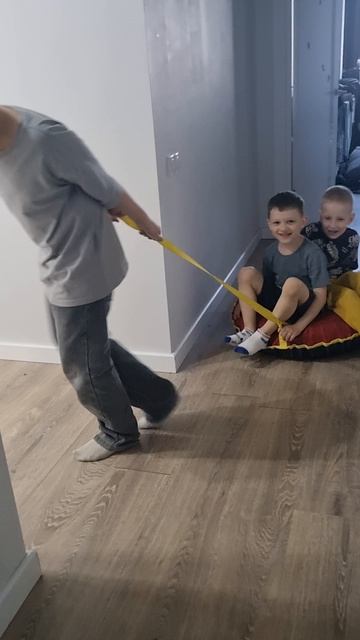 катает на ватрушке старший брат😄