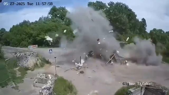 Сообщают, что ВС РФ начали активно бить по блокпостам ВСУ на дорогах в Сумской области.