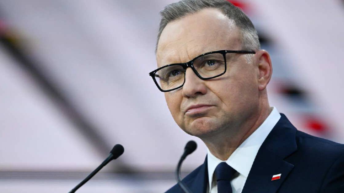 Дуда раскритиковал украинцев за повязки в цветах бандеровского флага