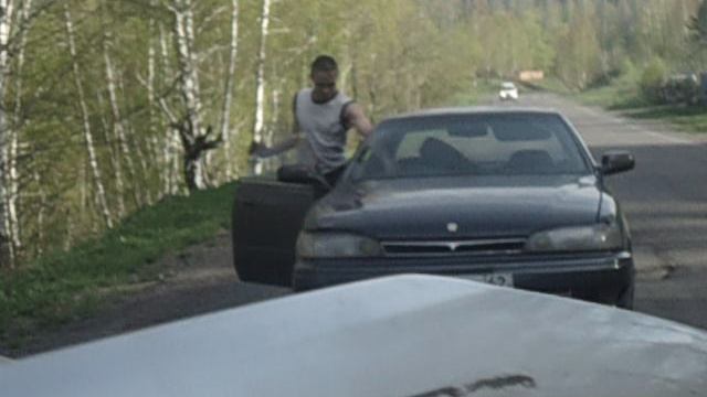 Перегоняем Toyota Camry Prominent. Едем на крыше автомобиля и толкаем в гору.
