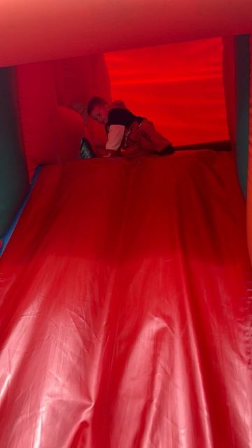 Володя 3,9 года на батуте на Набережной г. Хабаровск