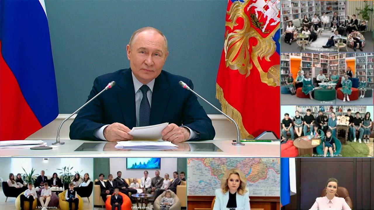 Владимир Путин по видеосвязи провел встречу с теми, кто воспитывает троих и больше детей