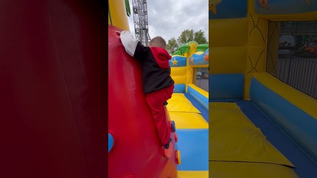 Володя 3,9 года на батуте на Набережной г. Хабаровск