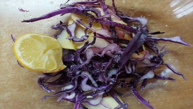 Салат из яблок с фиолетовой капустой