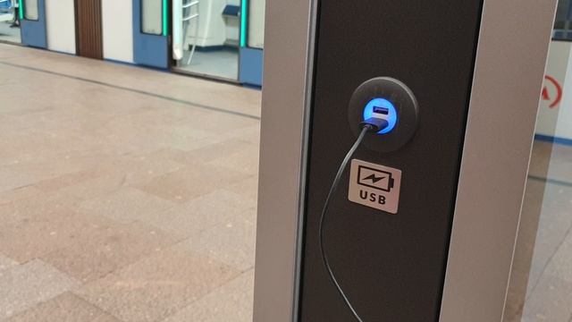 Заряжаю телефон на станции метро. Москва