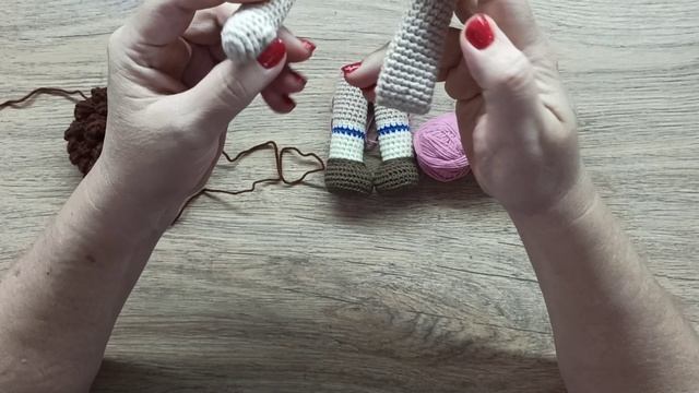 БЛИЖАЙШИЕ ПЛАНЫ НА ВЯЗАНИЕ   ПЛЕД И ТРИ ИГРУШКИ