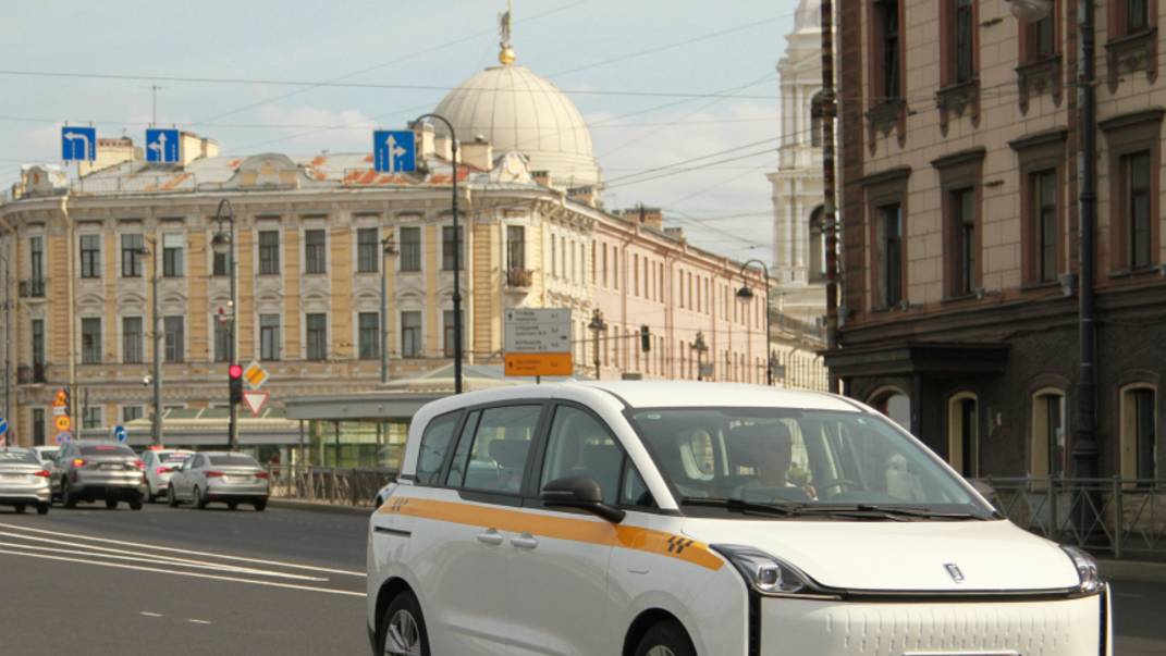 На контроле: в Петербурге ужесточат требования к таксистам и курьерам
