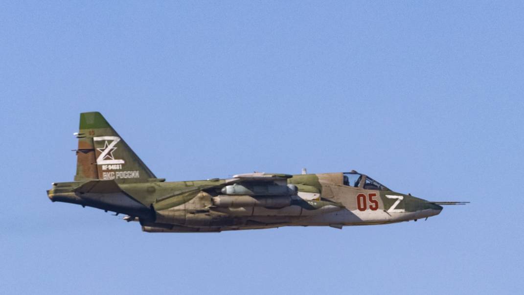 Самолеты Су-25 нанесли удар по опорному пункту ВСУ. Лучшее видео из зоны СВО