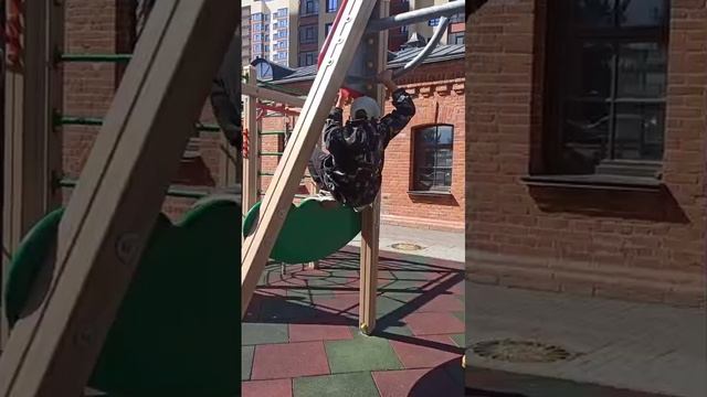 Залезаем на верх качели