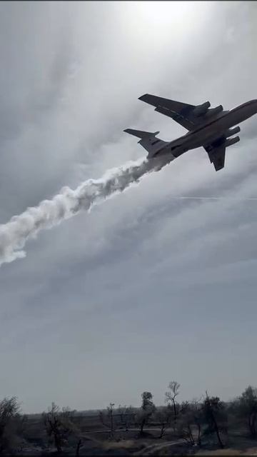 Самолет МЧС тушит пожар в Астраханской области