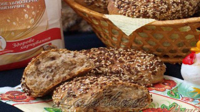 Булочки с кунжутом и семенами льна из цельнозерновой муки