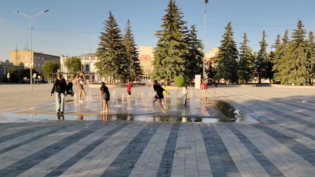 В Троицке на площади заработал фонтан.