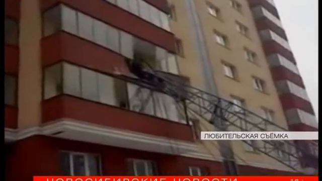 Строительный кран рухнул на многоэтажку в центре Ново