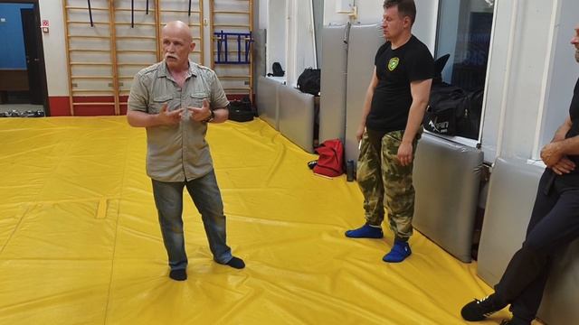 От атаки ножом в шею.В состоянии готовности к отражению.В.Н.Крючков