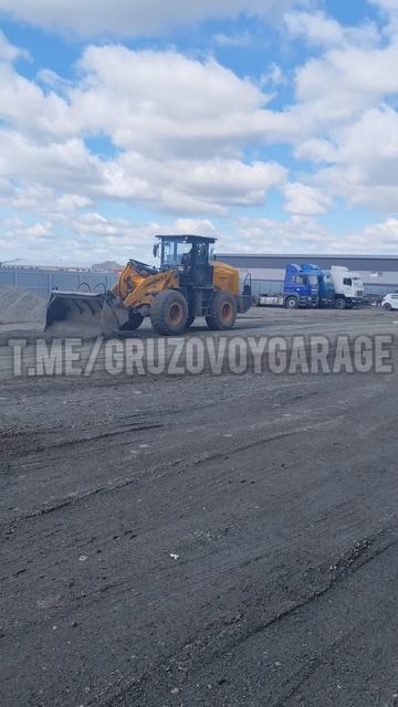 Жёлтый трактор и каток едут к нам🚜🚜