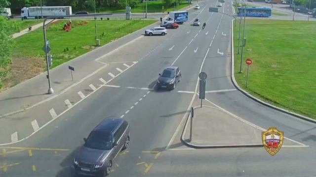 В Москве наказали мужчину за экстремальное катание по городу на моноколесе.