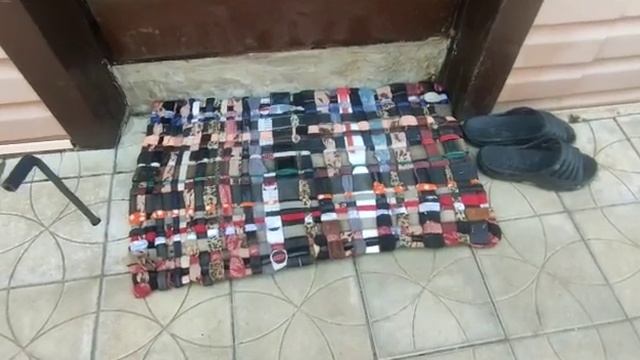 коврик из ремней и поясов
