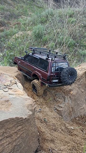 Медленно ползём на кастомной Тойоте) #rc #rccar #crawler #4x4rc #scale #rclife #custom #customrc