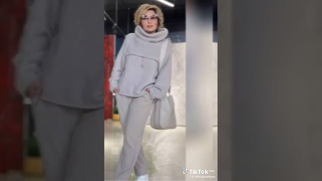 Смотрит в зеркало женщина зрелая...