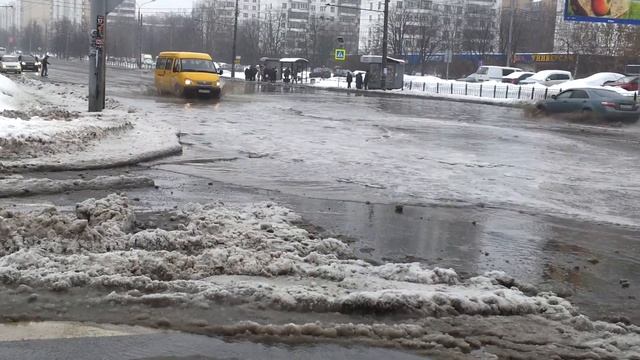 Тушино. Бульвар Яна Райниса. Весна. Лужищо