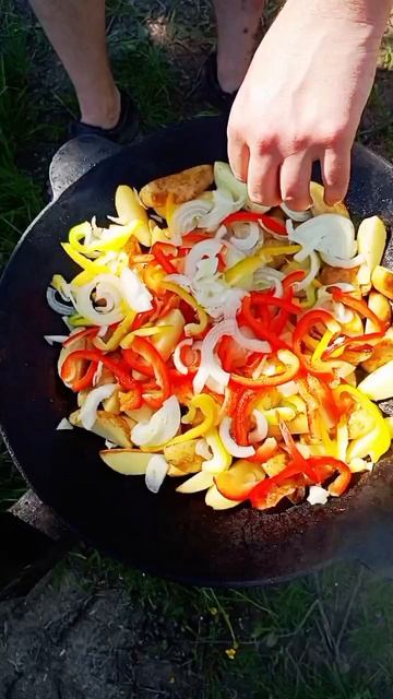 Деревенская картошка🧑🍳 с овощами и охотничьими😋 колбасками на 🔥огне