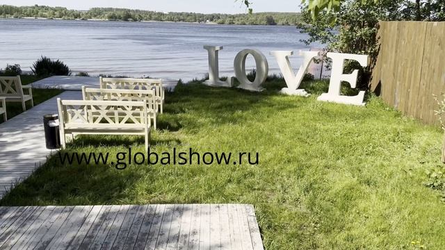 Площадка  с  шатром для мероприятий на берегу Клязьминского водохранилища