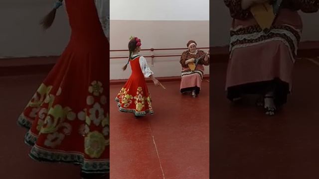русская народная песня "Как в лесу,лесочке" 
исполняет Анора Лопатина