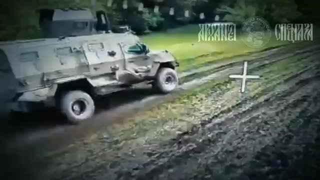 Гоняли по полям «Козака» и в какой то момент погоня прервалась ударом в крышу боевой машины.