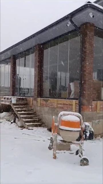 Безрамное остекление веранды дома