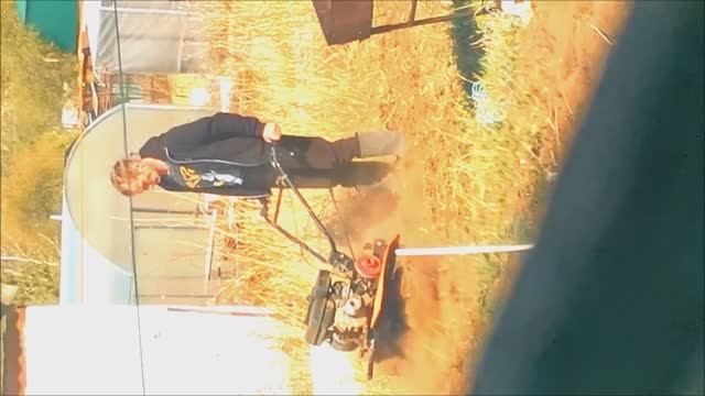 к нам приехал пахарь...