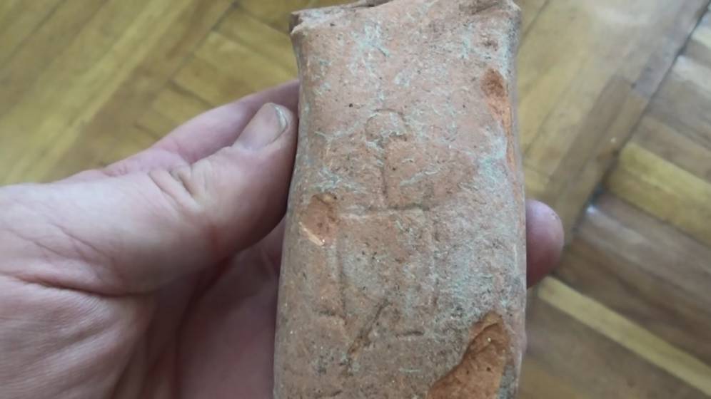 Граффити в виде тамги дома Бату из центра Азака